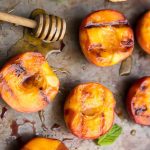 طرز تهیه هلو بو داده عسلی؛ ترکیب سالم و خوشمزه برای مهمانیها طرز تهیه هلو بو داده عسلی؛ ترکیب سالم و خوشمزه برای مهمانیها