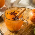 آب سیب داغ و دارچین؛ نوشیدنی خوشمزه برای مقابله با سرماخوردگی