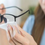 روش‌های موثر برای تمیز کردن عینک و جلوگیری از خش‌افتادن