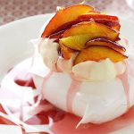 طرز تهیه دسر پاولووای شلیل و موز؛ دسر جذاب نیوزلندی طرز تهیه دسر پاولووای شلیل و موز؛ دسر جذاب نیوزلندی