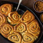 طرز تهیه رول دارچین و گلابی؛ عصرانه خوشمزه تابستانی طرز تهیه رول دارچین و گلابی؛ عصرانه خوشمزه تابستانی