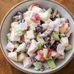 سالاد والدورف با زغال‌اخته؛ طعمی کلاسیک با رنگ‌وبوی پاییزی