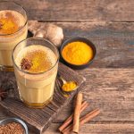 طرز تهیه شیر زنجبیل؛ یک نوشیدنی درمانی با طعم دلپذیر طرز تهیه شیر زنجبیل؛ یک نوشیدنی درمانی با طعم دلپذیر