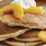 طرز تهیه پنکیک هلو؛ آسان و سریع برای صبحانه