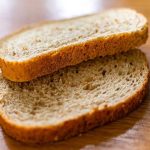 5 ترفند سریع برای تازه و نرم کردن نان خشک و بیات