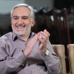 شکلک در آوردن بامزه بیژن بنفشه‌خواه در کنار نعیمه نظام دوست در یک مراسم + فیلم