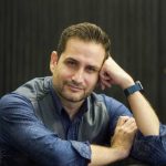 عصبانیت و ناراحتی پویا امینی از عکس گرفتن یک هوادار در مراسم ختم + فیلم – سلام نو