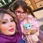 بوسه عاشقانه نیوشا ضیغمی بر گونه دختر بامزه‌اش + عکس جدید – سلام نو