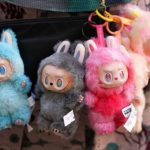 پوشش متفاوت یک زن با عروسک لبوبو در تهران + فیلم پوشش متفاوت یک زن با عروسک لبوبو در تهران + فیلم