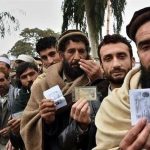 افغانها در صف چندین هزار نفری مقابل کنسولگری ایران در هرات/ ویزا بدهید برویم ایران کار کنیم! افغانها در صف چندین هزار نفری مقابل کنسولگری ایران در هرات/ ویزا بدهید برویم ایران کار کنیم!