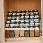 چیدمان ادویه و حبوبات در کابینت؛ نکات و ترفندهایی برای نظم بیشتر آشپزخانه