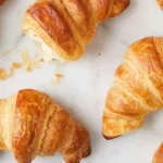 طرز تهیه نان کروسان پنیری؛ صبحانه خوشمزه و سریع برای بچه‌های مدرسه‌ای