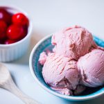 بستنی زغال‌اخته خانگی؛ سالم، خوش‌رنگ و بدون مواد افزودنی