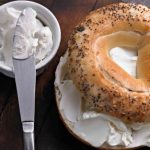 کالری پنیر خامه‌ای چقدر است؟