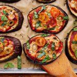 اگر از پیتزاهای معمولی خسته شدید؛ پیتزای بادمجان کبابی درست کنید