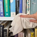 تمیز کردن کتاب‌ها به روش صحیح؛ جلوگیری از آسیب به صفحات و جلد