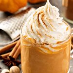 طرز تهیه پامپکین اسپایس لاته؛ نوشیدنی مشهور پاییزی استارباکس