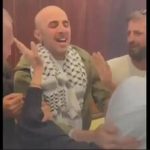 لحظه آزادی طارق البرغوثی بعد از ۲۲ سال اسارت + فیلم