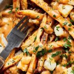 پوتین کانادایی؛ غذای پرطرفدار کانادا را در خانه درست کنید