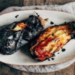 4 روش پوست کندن بادمجان کبابی با نایلون، یخ و…