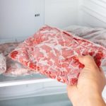 بایدها و نبایدهای آب کردن گوشت یخ‌زده؛ نکات مهمی که باید بدانید