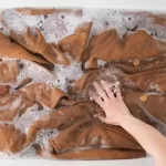 نکات شستشوی لباسهای فوتر و شکت؛ دوام و تمیزی بیشتر نکات شستشوی لباسهای فوتر و شکت؛ دوام و تمیزی بیشتر