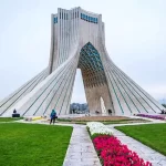 میدان آزادی جای مناسبی برای برگزاری کنسرت همایون شجریان نیست؛ باغ کتاب و تپه‌های عباس آباد بهتر است