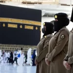 درگیری بین مامور امنیتی و یکی از زائران خانه خدا + فیلم