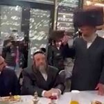 شهردار شیعه نیویورک با کیپا در مهمانی یهودی‌ها+ فیلم