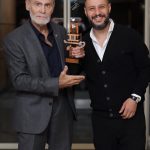 شوخی‌ جمشید هاشم‌پور با جواد عزتی در جشنواره فیلم شهر در مقابل عکاسان + فیلم