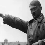 آدولف هیتلر در جوانی و با مدل سبیل متفاوت، سال ۱۲۹۵ آدولف هیتلر در جوانی و با مدل سبیل متفاوت، سال ۱۲۹۵