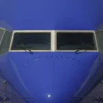 ترک خوردن شیشه جلوی هواپیما چقدر خطرناک است و آیا می‌تواند باعث فرود اضطراری شود؟