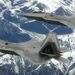 خلبانان جنگنده هنگام پرواز بر فراز آلاسکا در زمستان، کار غیرمنتظره‌ای انجام می‌دهند