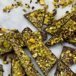 طرز تهیه کرانچی ترد پسته‌ای؛ تنقلات مناسب بچه مدرسه‌ای ها