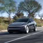 به‌زودی می‌توانید پشت فرمان تسلا با خیال راحت پیامک بدهید!