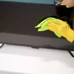 تلویزیون خود را خراب نکنید؛ روش صحیح تمیز کردن صفحه نمایش تلویزیون را یاد بگیرید