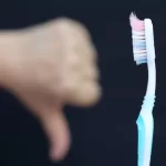 چطور بفهمیم مسواک باید تعویض شود؟ 7 نشانه مهم که نباید نادیده بگیرید